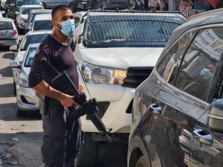 شرطة الاحتلال تداهم محل تبغ في برطعة وتصادر بضائع